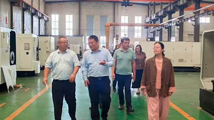 Clientes extranjeros visitan la fábrica de industria pesada de Qiansheng para una inspección in situ